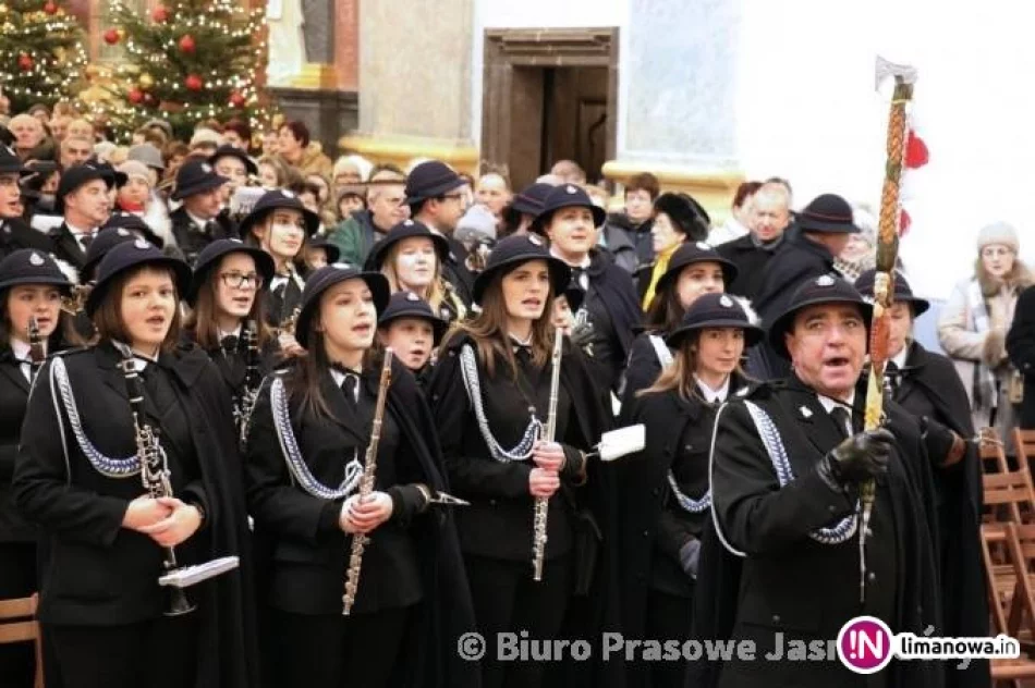 Strażacka orkiestra i chór z tradycyjną kolędą na Jasnej Górze - zdjęcie 4