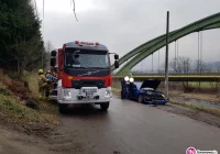 Samochód uderzył w bariery mostu - zdjęcie główne