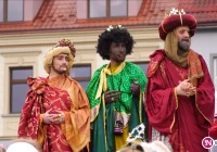 Kolorowy Orszak Trzech Króli przeszedł przez centrum miasta (wideo) - zdjęcie główne