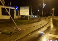 Samochód ściął słupki i znak przy przejściu. Kierowca 'zgubił' rejestrację - zdjęcie główne