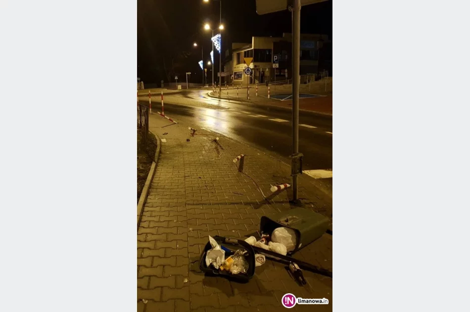 Samochód ściął słupki i znak przy przejściu. Kierowca 'zgubił' rejestrację - zdjęcie 2