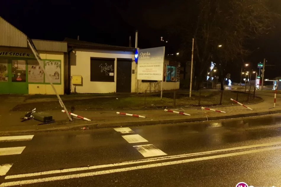Samochód ściął słupki i znak przy przejściu. Kierowca 'zgubił' rejestrację - zdjęcie 3
