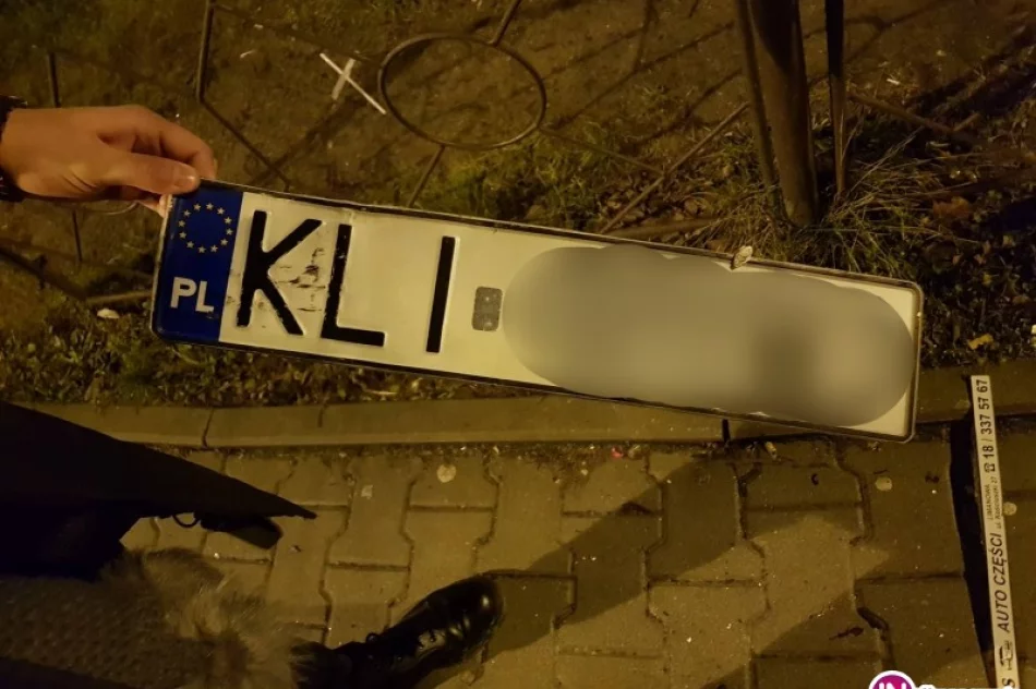 Samochód ściął słupki i znak przy przejściu. Kierowca 'zgubił' rejestrację - zdjęcie 4