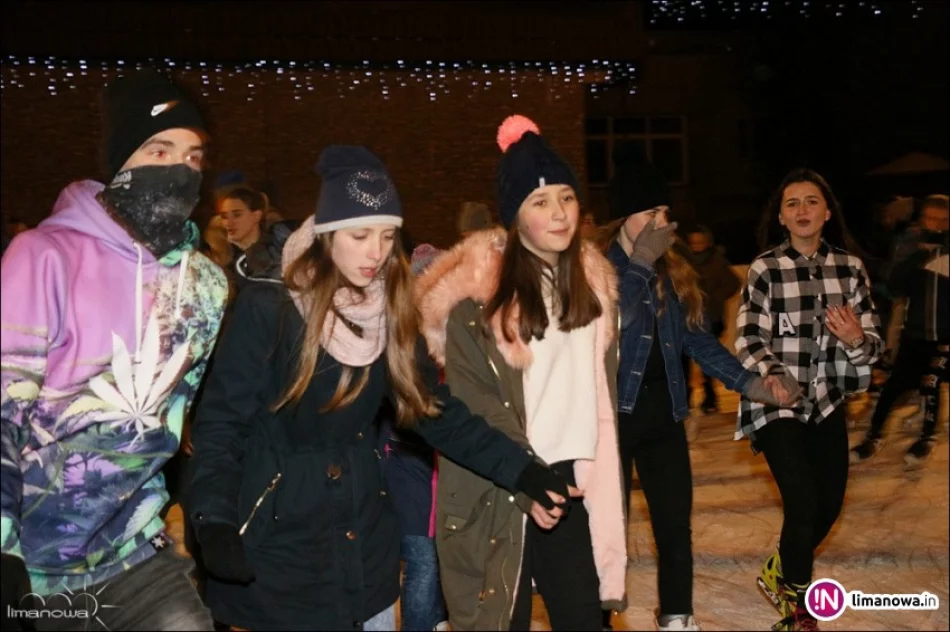 Gorąca atmosfera na otwarciu lodowiska - zdjęcie 2