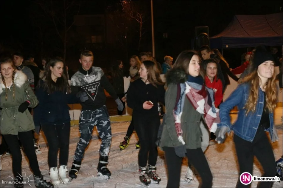 Gorąca atmosfera na otwarciu lodowiska - zdjęcie 4