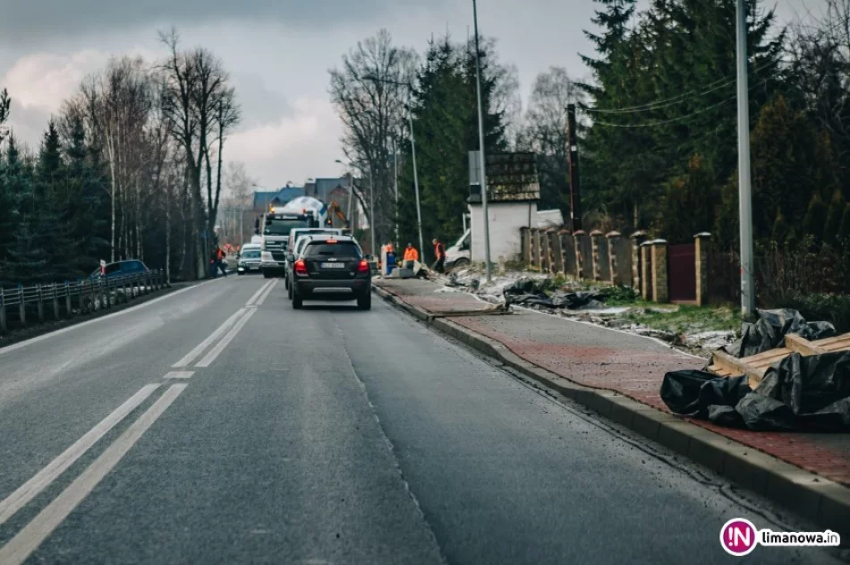 Budowa chodnika w chaosie. Kierowcy mają zastrzeżenia (wideo) - zdjęcie 2