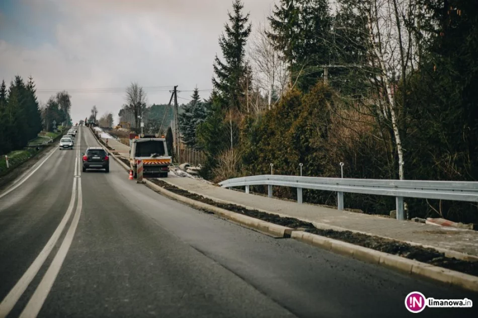 Budowa chodnika w chaosie. Kierowcy mają zastrzeżenia (wideo) - zdjęcie 3