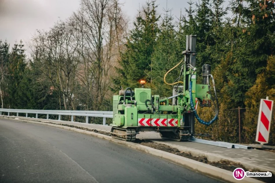 Budowa chodnika w chaosie. Kierowcy mają zastrzeżenia (wideo) - zdjęcie 4
