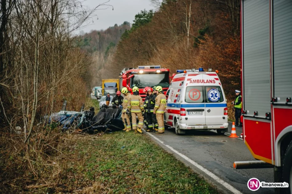 Strażacy wydobywali kierowcę z wraku - zdjęcie 2