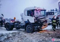 Zderzenie ciężarówki z autobusem - zdjęcie główne