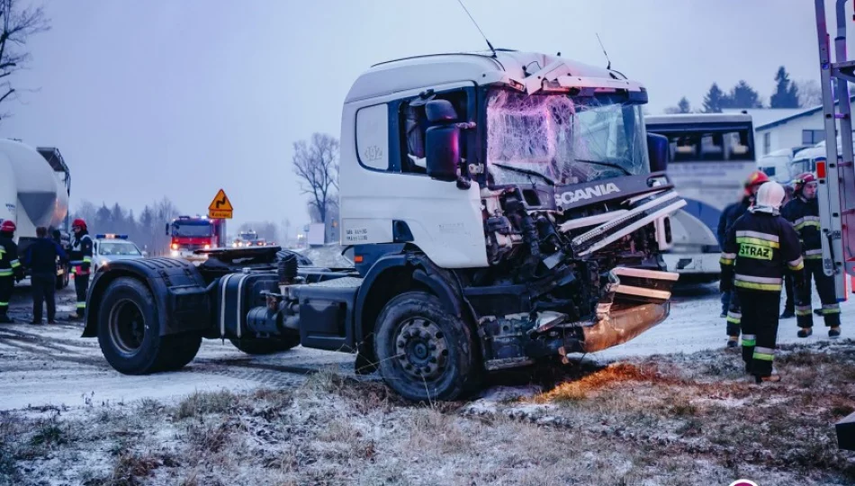 Zderzenie ciężarówki z autobusem - zdjęcie 1