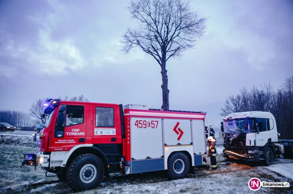 Zderzenie ciężarówki z autobusem - zdjęcie 3