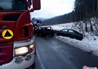 Zderzenie aut: dwie osoby ranne, jedna zabrana do szpitala - zdjęcie główne