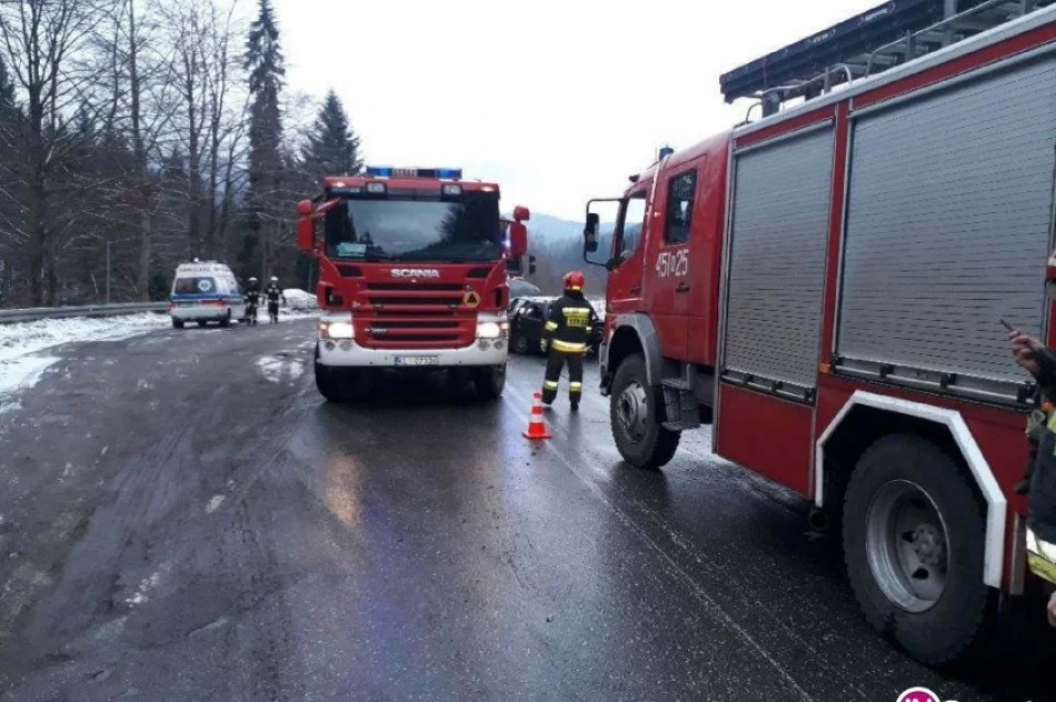Zderzenie aut: dwie osoby ranne, jedna zabrana do szpitala - zdjęcie 2