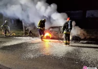 Spłonął samochód - znajdował się w przydrożnym rowie - zdjęcie główne