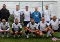 Drużyna oldbojów ostro strzelała na zakończenie wakacji - zdjęcie główne