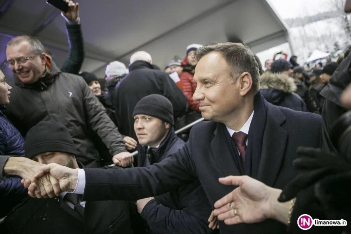 Andrzej Duda wśród uczniów i mieszkańców (nowe zdjęcia i wideo)