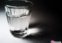 Otarli się o śmierć... po alkoholu. 61-latek zatruł się, 37-latek upadł mając 5 promili - zdjęcie główne