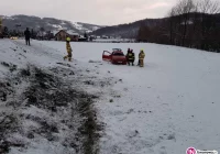 Dachowanie Fiata, matka z dzieckiem zabrani do szpitala - zdjęcie główne