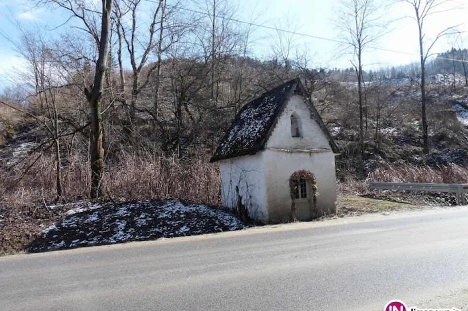 Zabytkowa kapliczka przeniesiona w bezpieczne miejsce i odtworzona - zdjęcie 2