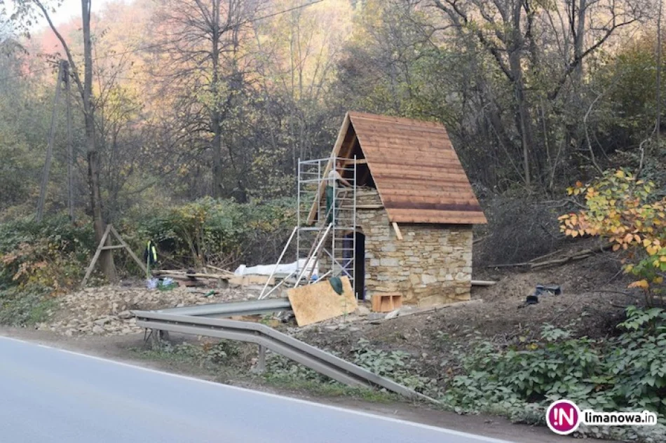 Zabytkowa kapliczka przeniesiona w bezpieczne miejsce i odtworzona - zdjęcie 3