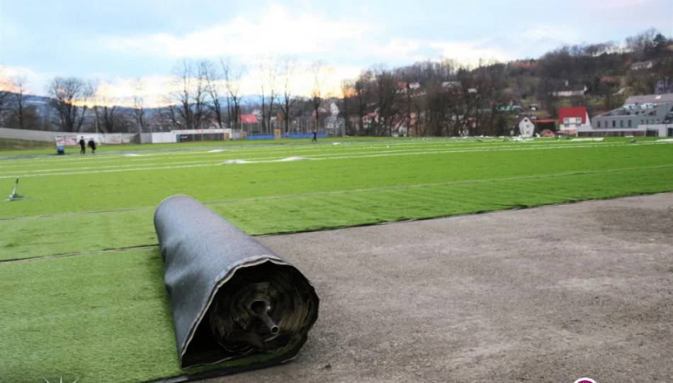 Sztuczna murawa już na stadionie - zdjęcie 1