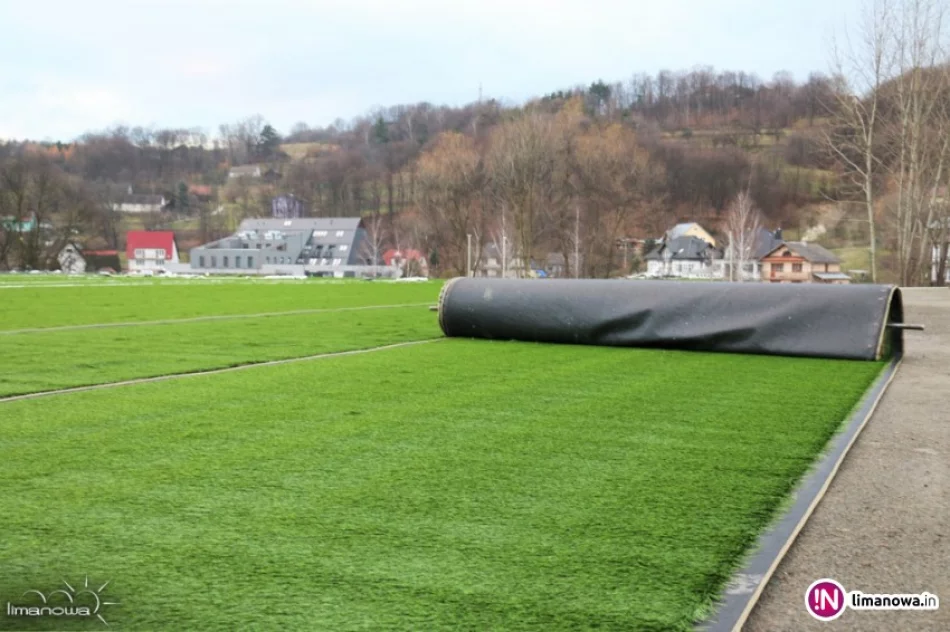 Sztuczna murawa już na stadionie - zdjęcie 2