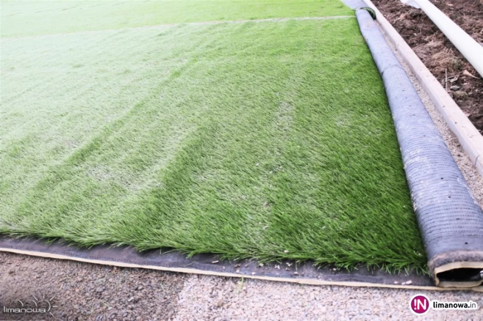 Sztuczna murawa już na stadionie - zdjęcie 3