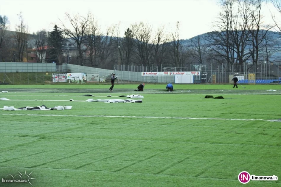 Sztuczna murawa już na stadionie - zdjęcie 4