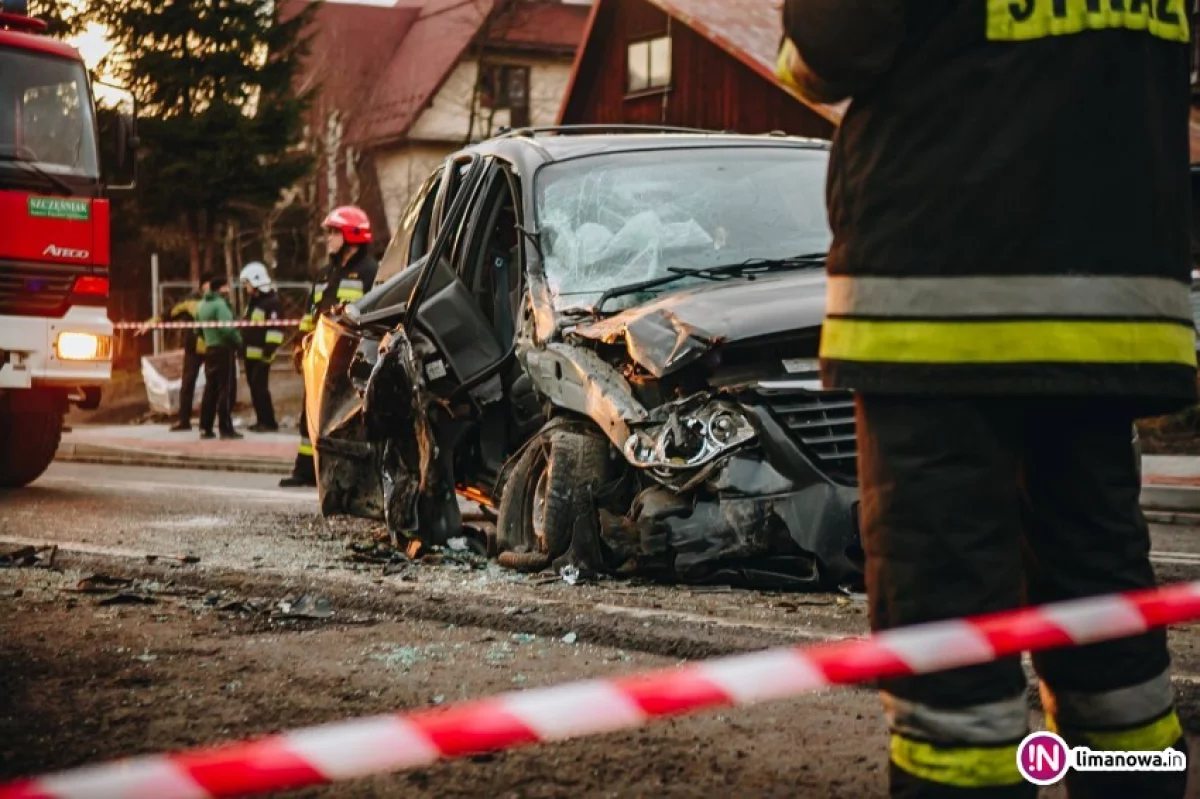 Pasażerka Chryslera w szpitalu, kierowcy Peugeota zatrzymano prawo jazdy