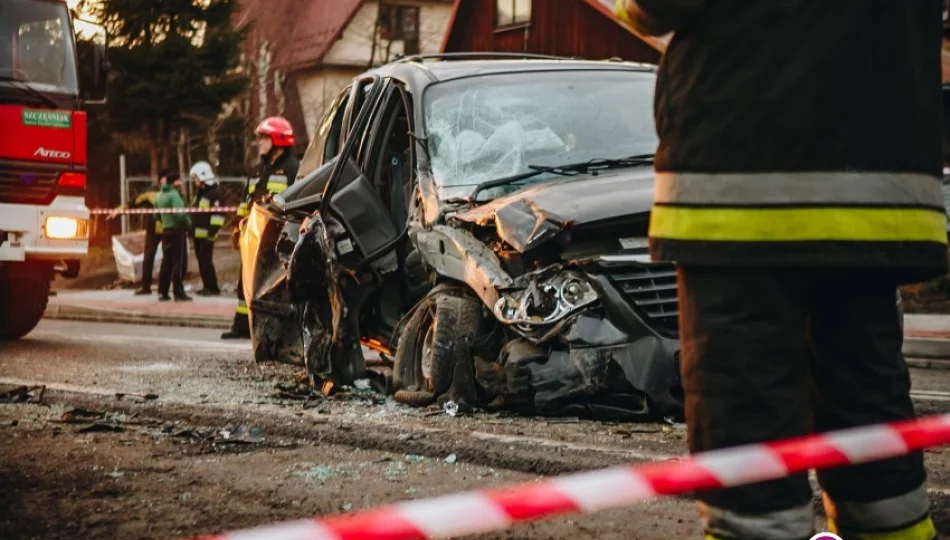 Pasażerka Chryslera w szpitalu, kierowcy Peugeota zatrzymano prawo jazdy - zdjęcie 1