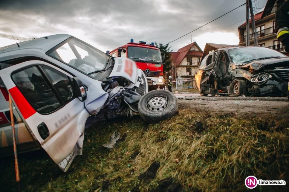 Pasażerka Chryslera w szpitalu, kierowcy Peugeota zatrzymano prawo jazdy - zdjęcie 3