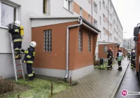 Dym wydobywał się z piwnicy bloku. Skończyło się na strachu (wideo) - zdjęcie główne