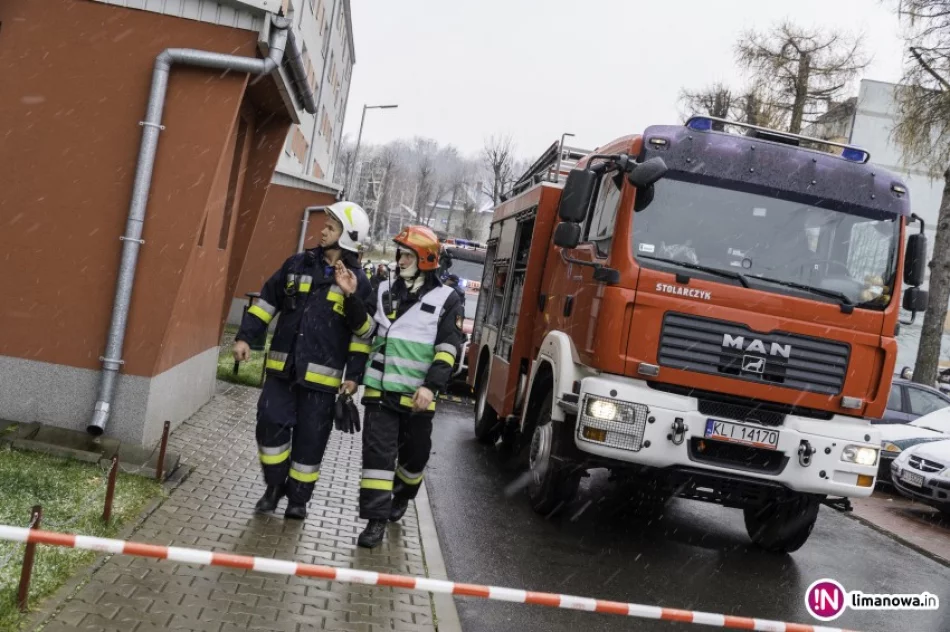 Dym wydobywał się z piwnicy bloku. Skończyło się na strachu (wideo) - zdjęcie 2