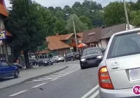 Zamiast stać w korku, przejechał chodnikiem (wideo) - zdjęcie główne