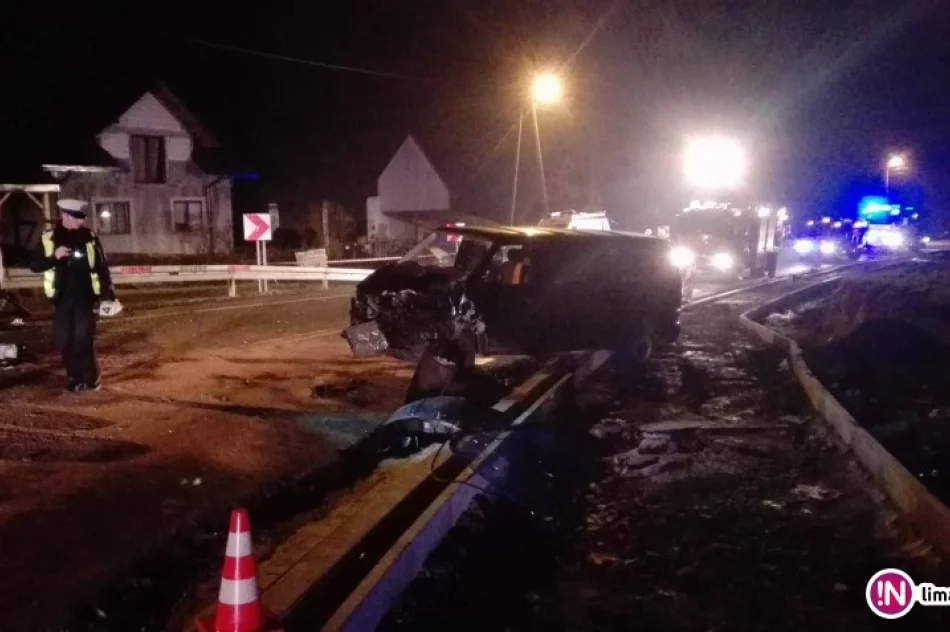 Cztery osoby ranne po zderzeniu aut na 'krajówce'. Kierowca VW miał 1,7 promila - zdjęcie 2