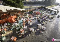 Daewoo zderzyło się z ciężarówką, ulica spłynęła... piwem - zdjęcie główne