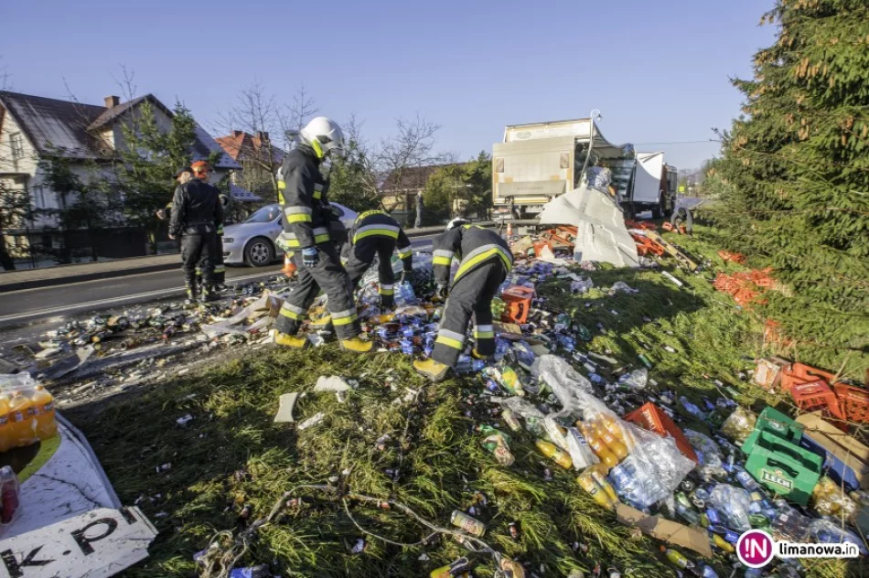 Daewoo zderzyło się z ciężarówką, ulica spłynęła... piwem - zdjęcie 3