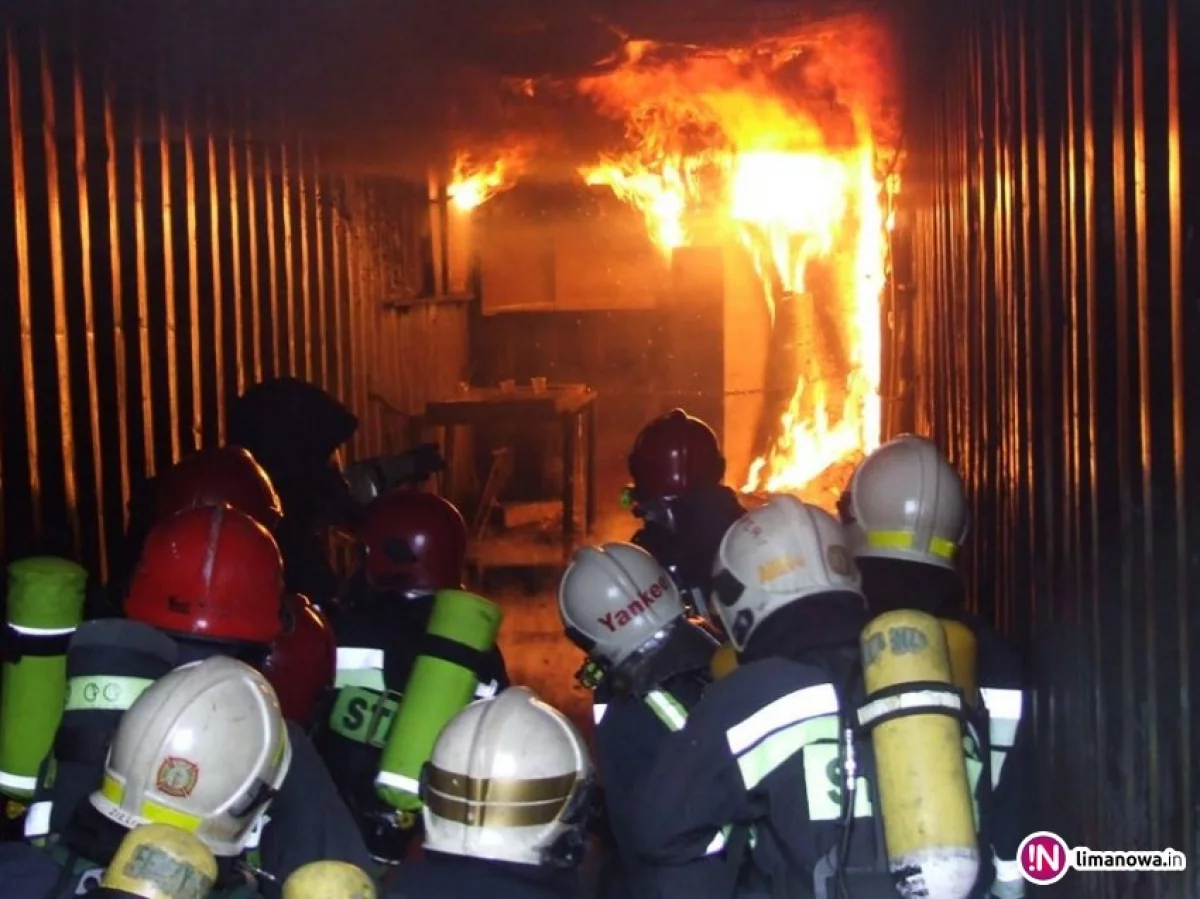 Strażacy spoza powiatu ćwiczyli w komorze ogniowej (wideo)