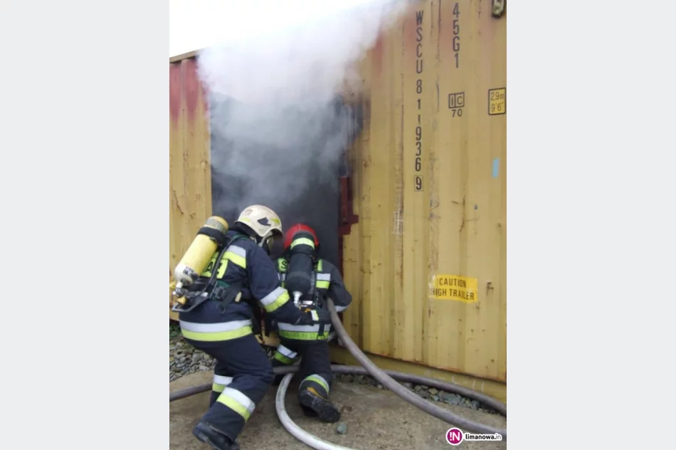 Strażacy spoza powiatu ćwiczyli w komorze ogniowej (wideo) - zdjęcie 2