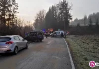 Groźnie wyglądające zderzenie dwóch aut - zdjęcie główne