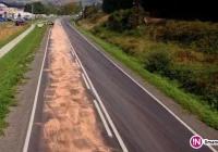 Strażacy neutralizują plamę oleju. Ma kilkanaście kilometrów - zdjęcie główne