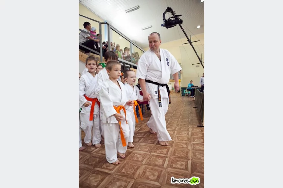 Młodzi karatecy  na macie - zdjęcie 2