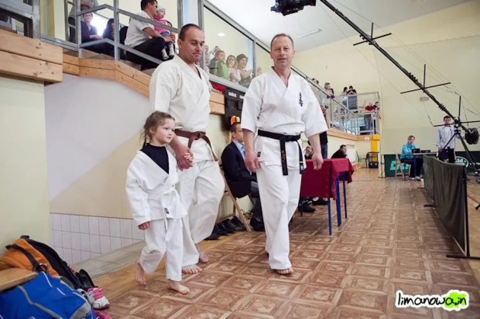 Młodzi karatecy  na macie - zdjęcie 3