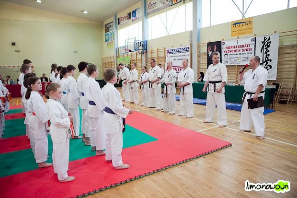 Młodzi karatecy  na macie - zdjęcie 4