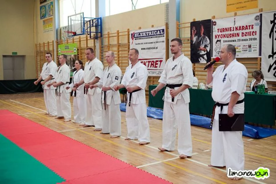 Młodzi karatecy  na macie - zdjęcie 5
