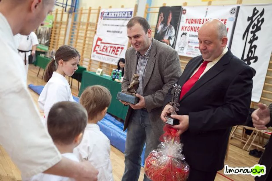 Młodzi karatecy  na macie - zdjęcie 7