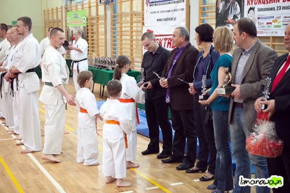 Młodzi karatecy  na macie - zdjęcie 8