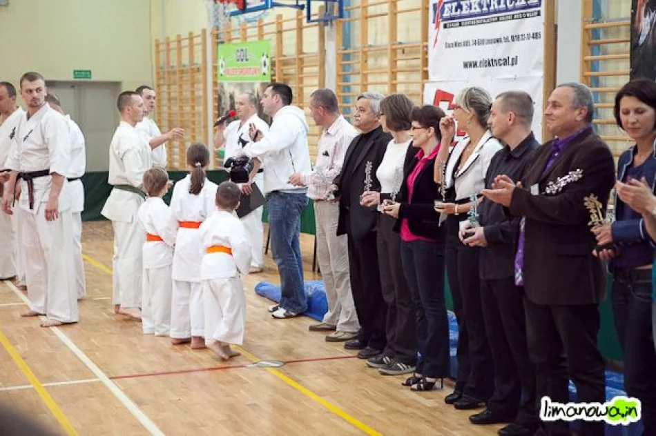 Młodzi karatecy  na macie - zdjęcie 9
