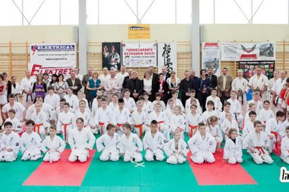 Młodzi karatecy  na macie - zdjęcie 11